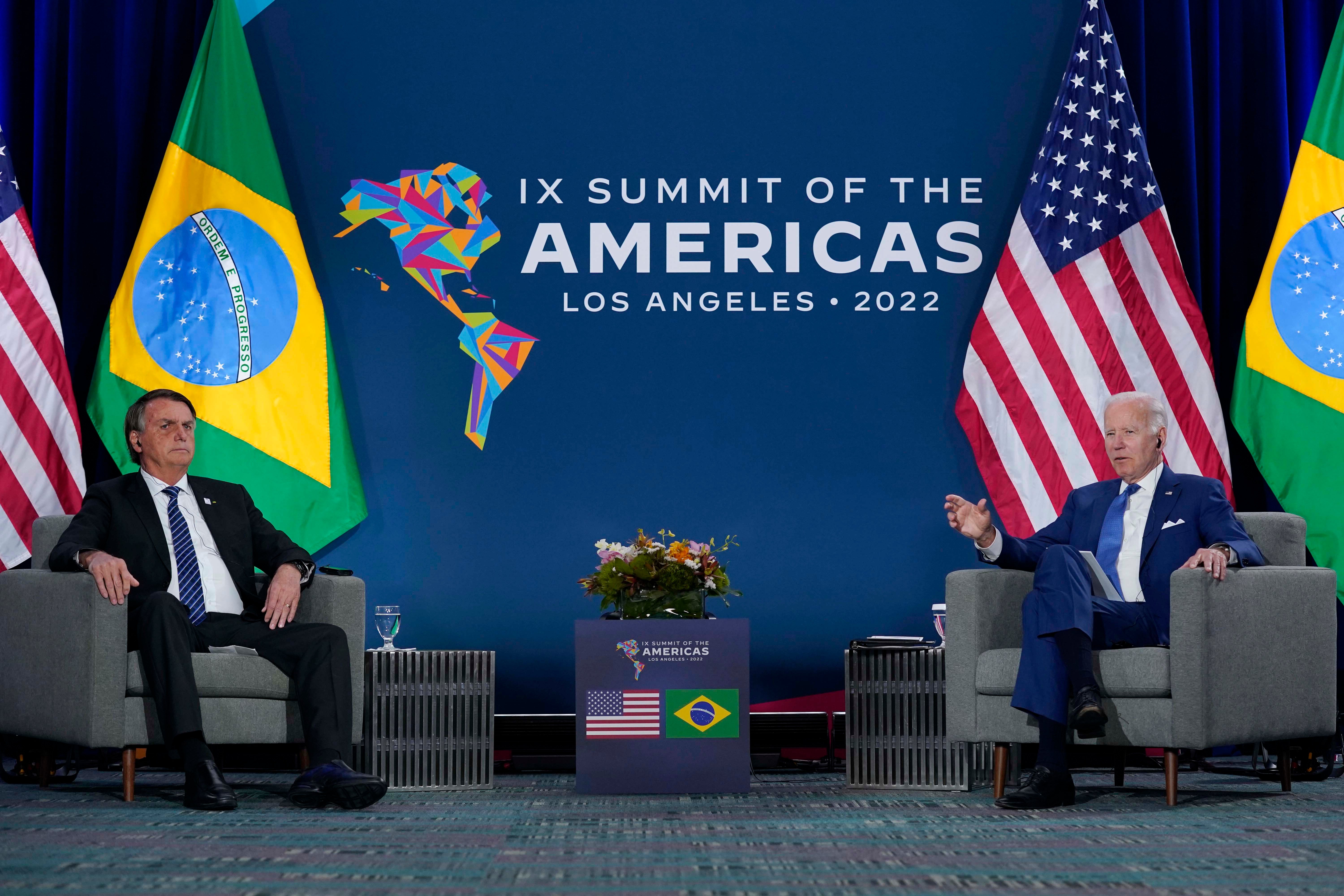 Encontro entre o presidente dos EUA, Joe Biden, à direita, e o presidente do Brasil, Jair Bolsonaro, durante a Cúpula das Américas, 9 de junho de 2022, em Los Angeles