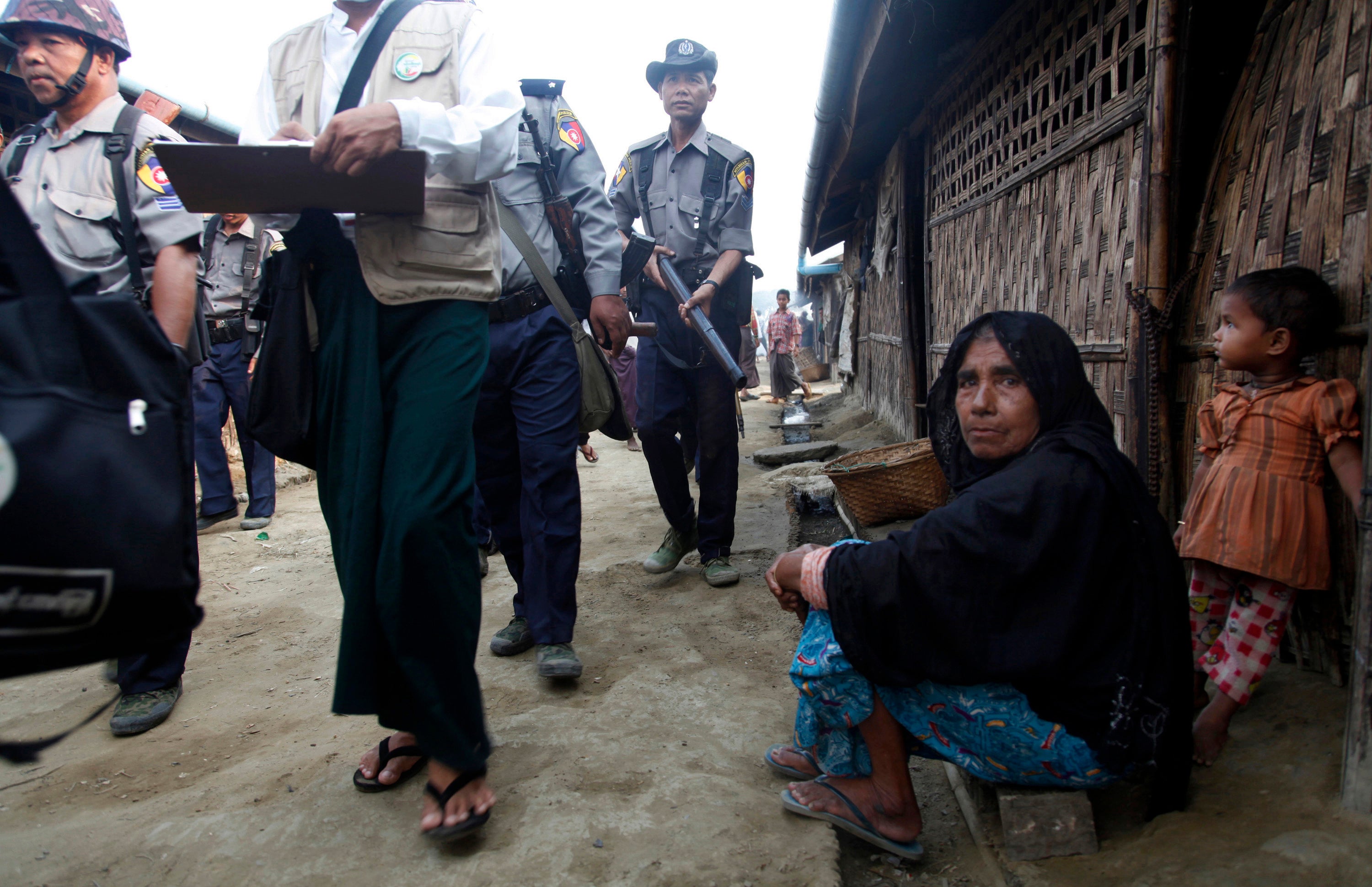 Des agents du recensement escortés par des policiers du Myanmar collectaient des informations dans le camp de Rohingyas de Dar Paing à Sittwe, le 2 avril 2014. 