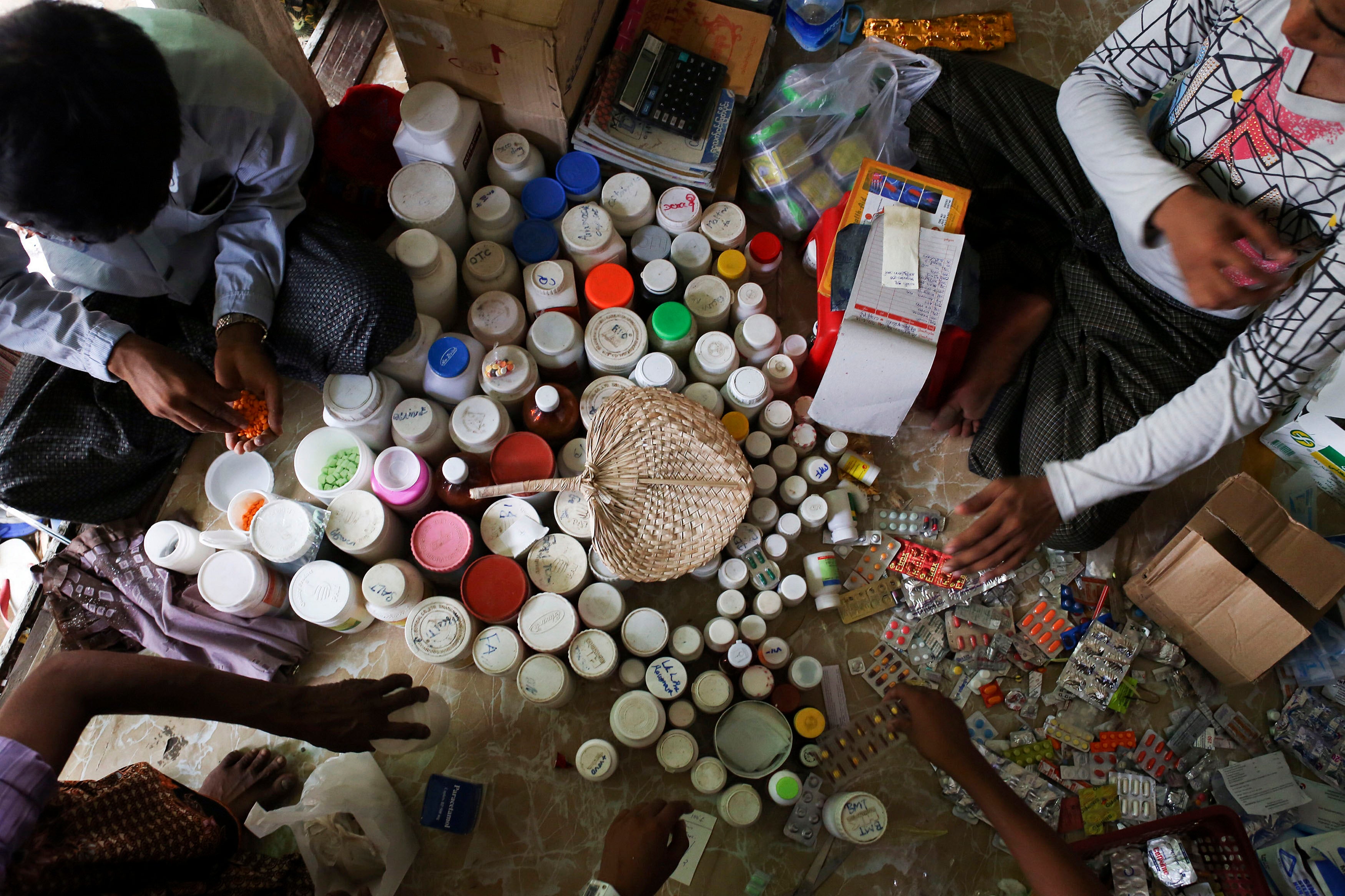 Des médicaments posés par terre dans une clinique de fortune dans le camp de Thae Chaung pour rohingyas à Sittwe (État de Rakhine), dans l’ouest du Myanmar. Avril 2014.