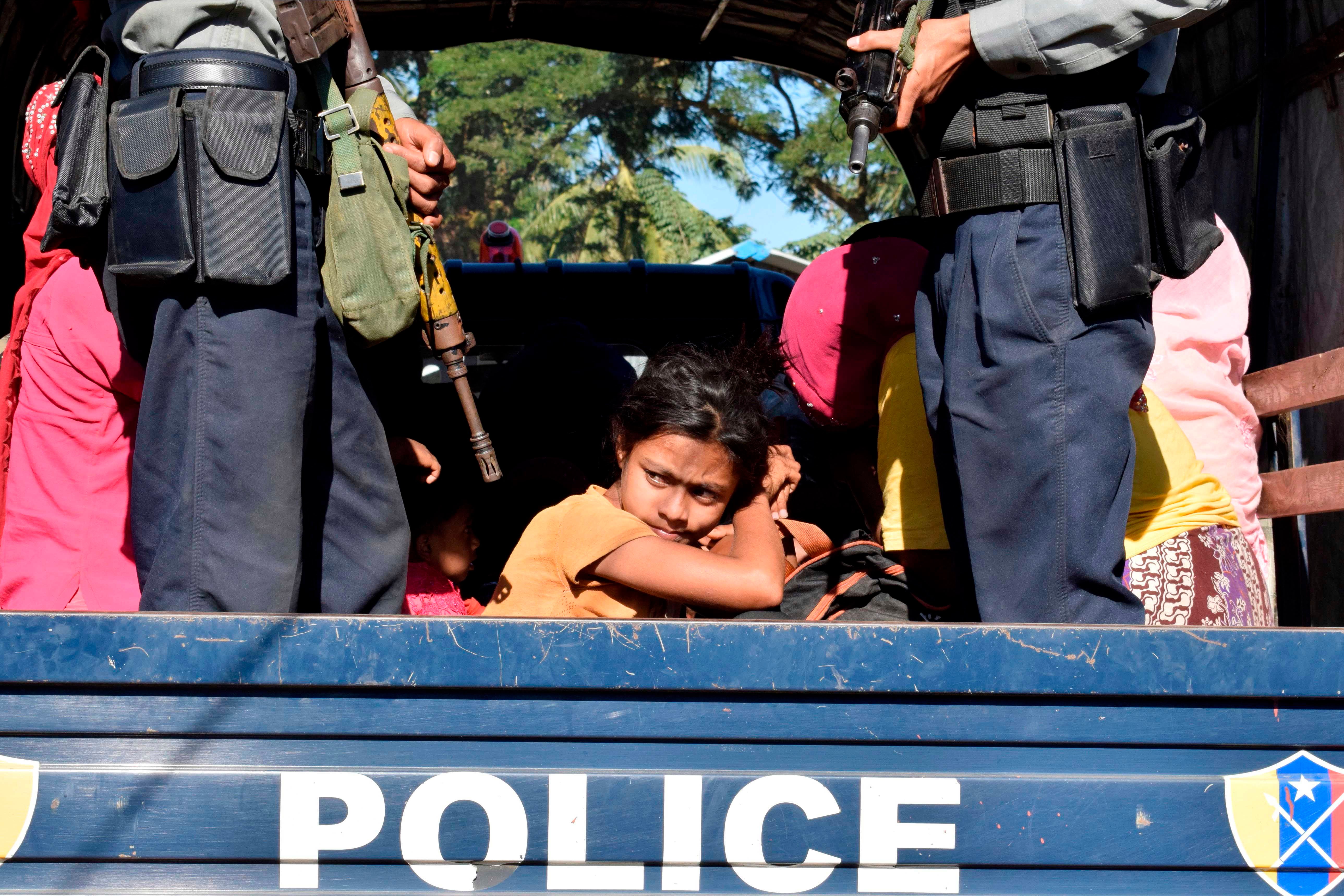La police du Myanmar ramenait des Rohingyas, dont cette jeune fille, vers le camp de Sittwe qu’ils avaient tenté de fuir en montant sur un bateau qui devait les emmener en Malaisie, le 30 novembre 2018. 