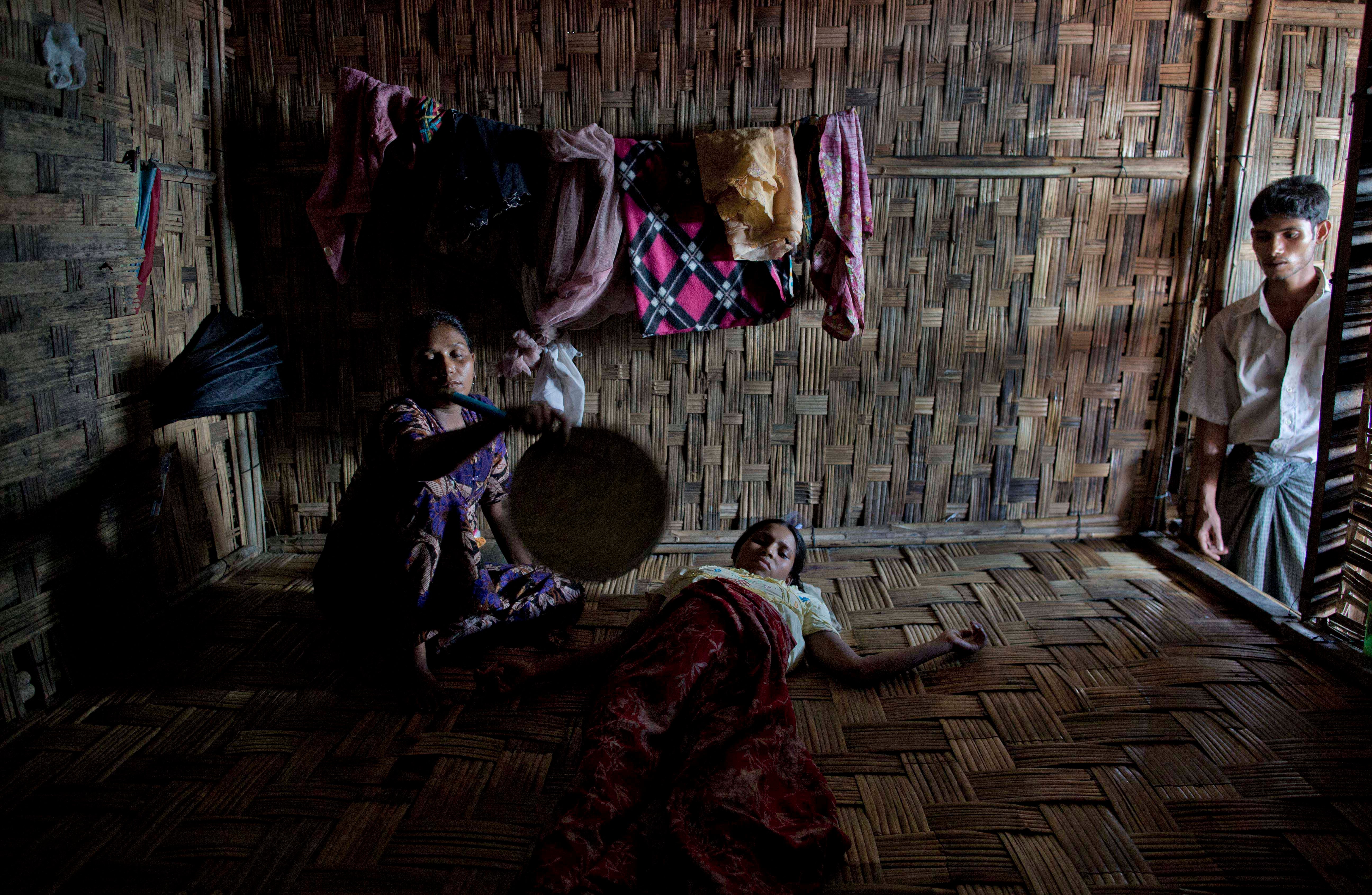 Une jeune femme rohingya enceinte âgée de 20 ans, allongée dans une tente du camp de Dar Paing, à Sittwe, dans l’ouest du Myanmar, le 25 juin 2014.