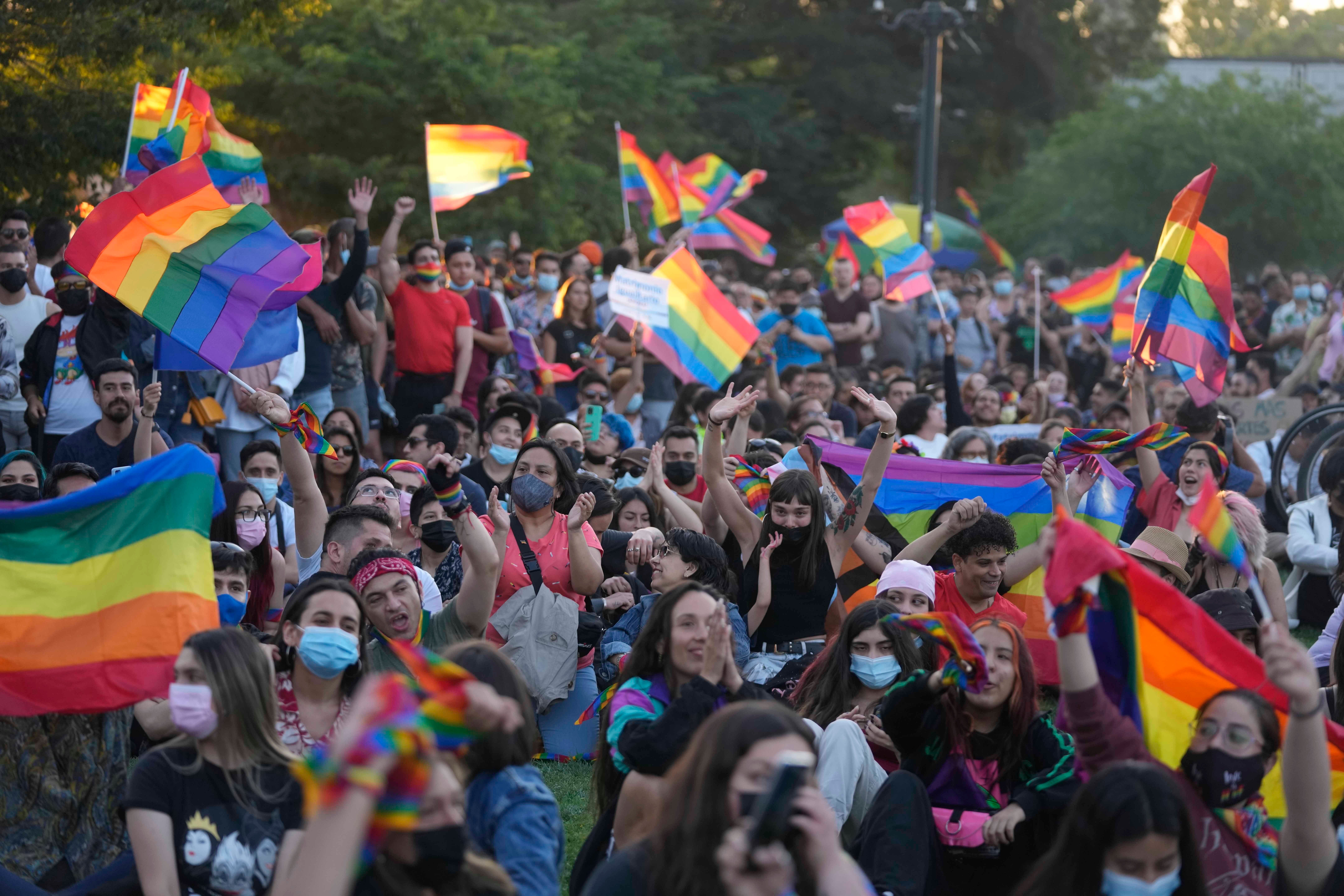 Chilenas y chilenos celebran después de que los legisladores aprobaran una ley que legaliza el matrimonio para parejas del mismo sexo, en Santiago, Chile, el martes 7 de diciembre de 2021. 