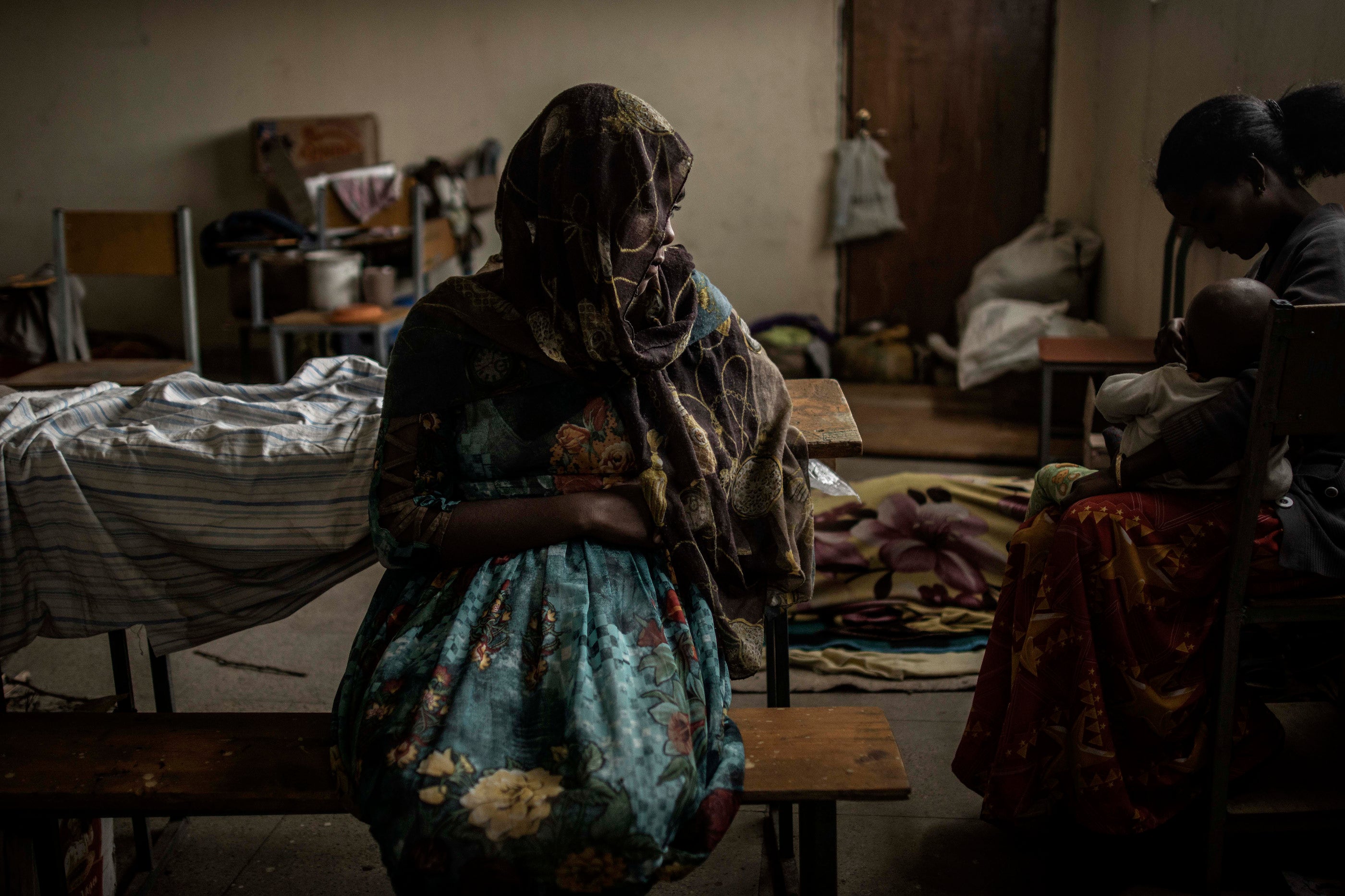 Cette jeune femme éthiopienne était assise dans une salle d’une école à Mekelle, dans la région du Tigré, dans le nord de l'Éthiopie, le 27 juin 2021 ; cette école était utilisée pour héberger des personnes déplacées par les combats dans cette région. 
