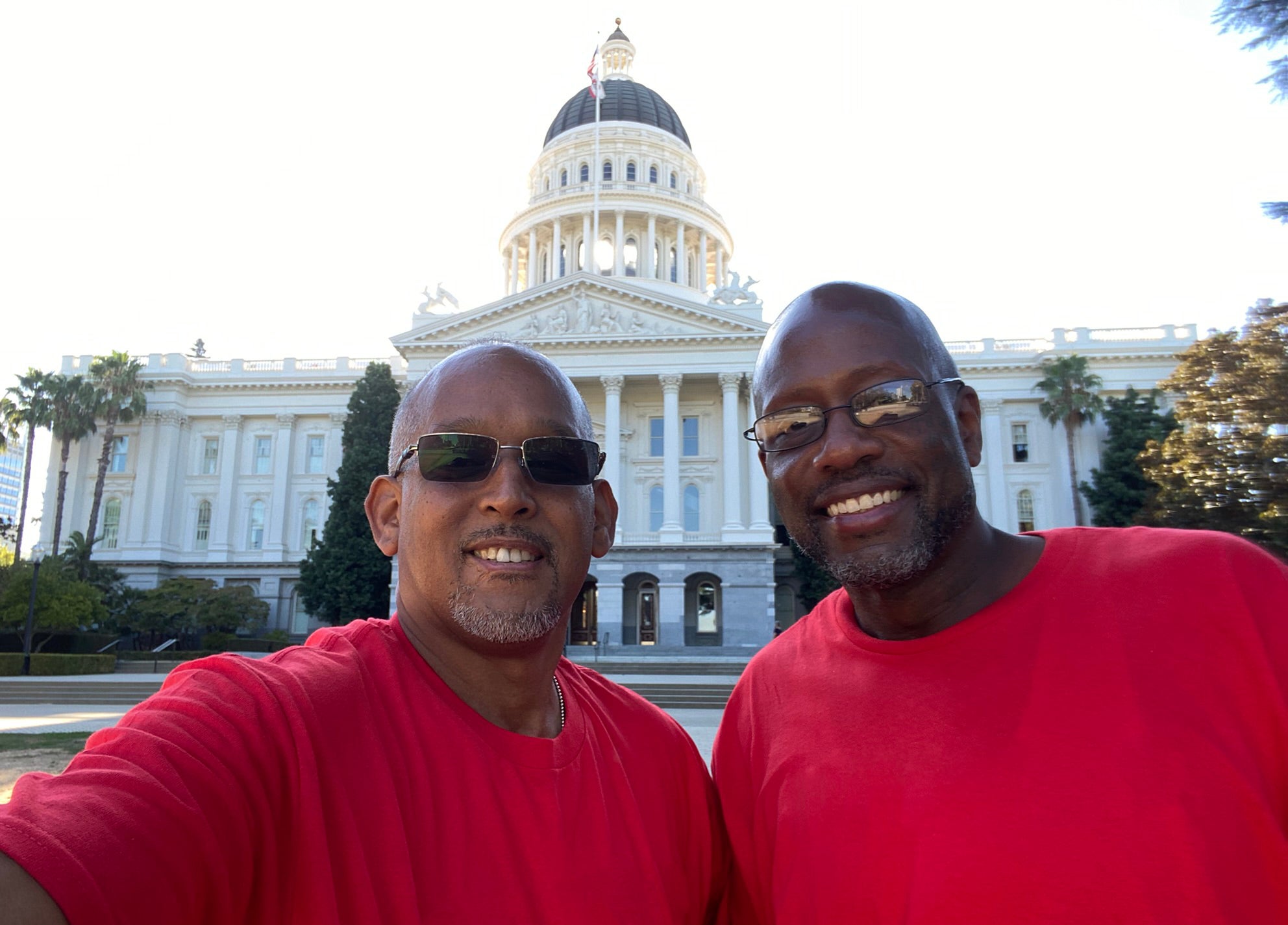 Joseph Bell (à gauche) et Remi King au Capitole de Californie pour plaider en faveur de l'adoption d'un projet de loi qui interdirait la peine de mort ou l'emprisonnement à vie sans possibilité de libération conditionnelle pour les personnes qui n'ont pas tué d'autres personnes. 
