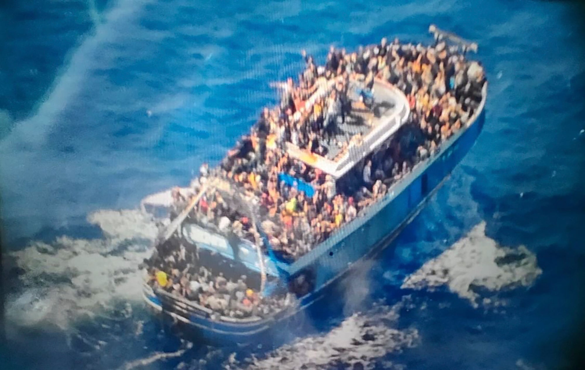 Cette image non datée, fournie par les garde-côtes grecs le mercredi 14 juin 2023, montre de très nombreuses personnes occupant pratiquement chaque parcelle d’espace du pont d'un bateau de pêche endommagé qui a ensuite chaviré et coulé au large du sud de la Grèce. © 2023 Garde côtière grecque (Hellenic Coast Guard) via AP 
