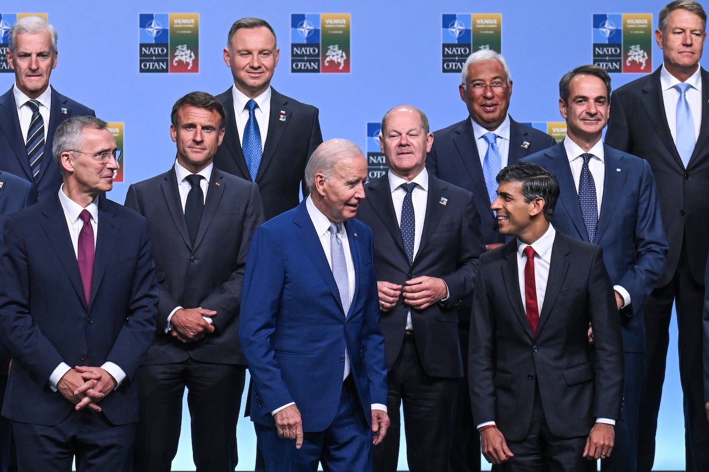 北约各国领袖在2023年峰会揭幕式合影，立陶宛维尔纽斯，2023年7月11日。