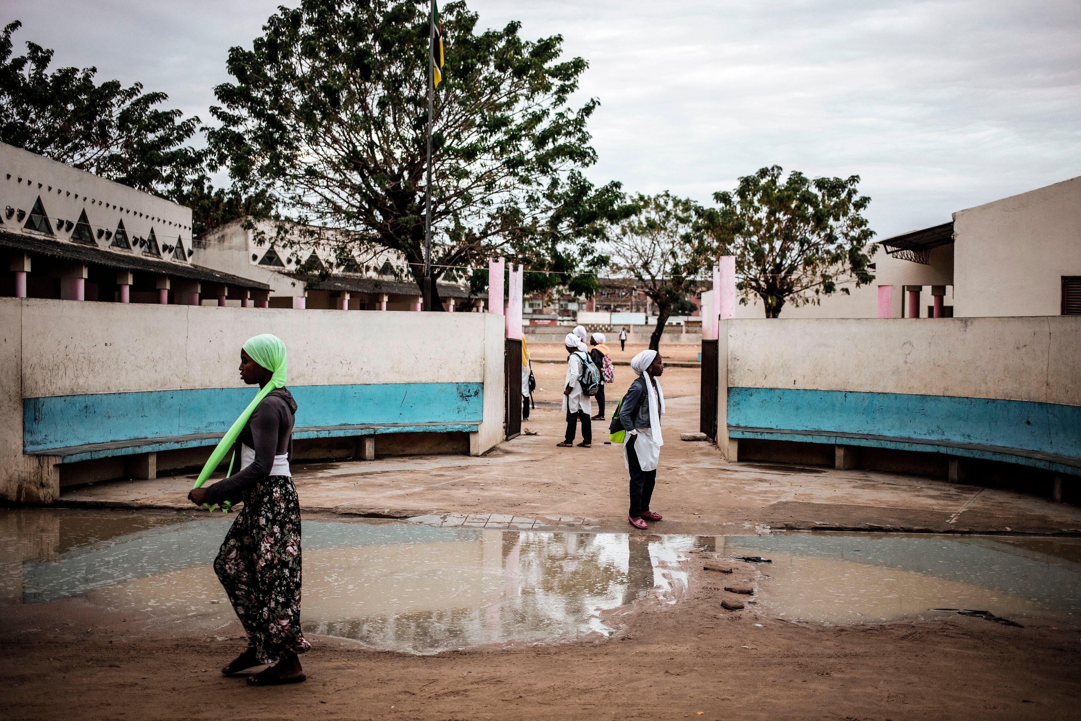 Des jeunes filles photographiées dans la cour d'une école publique à Nacala, au Mozambique, le 4 juillet 2018.