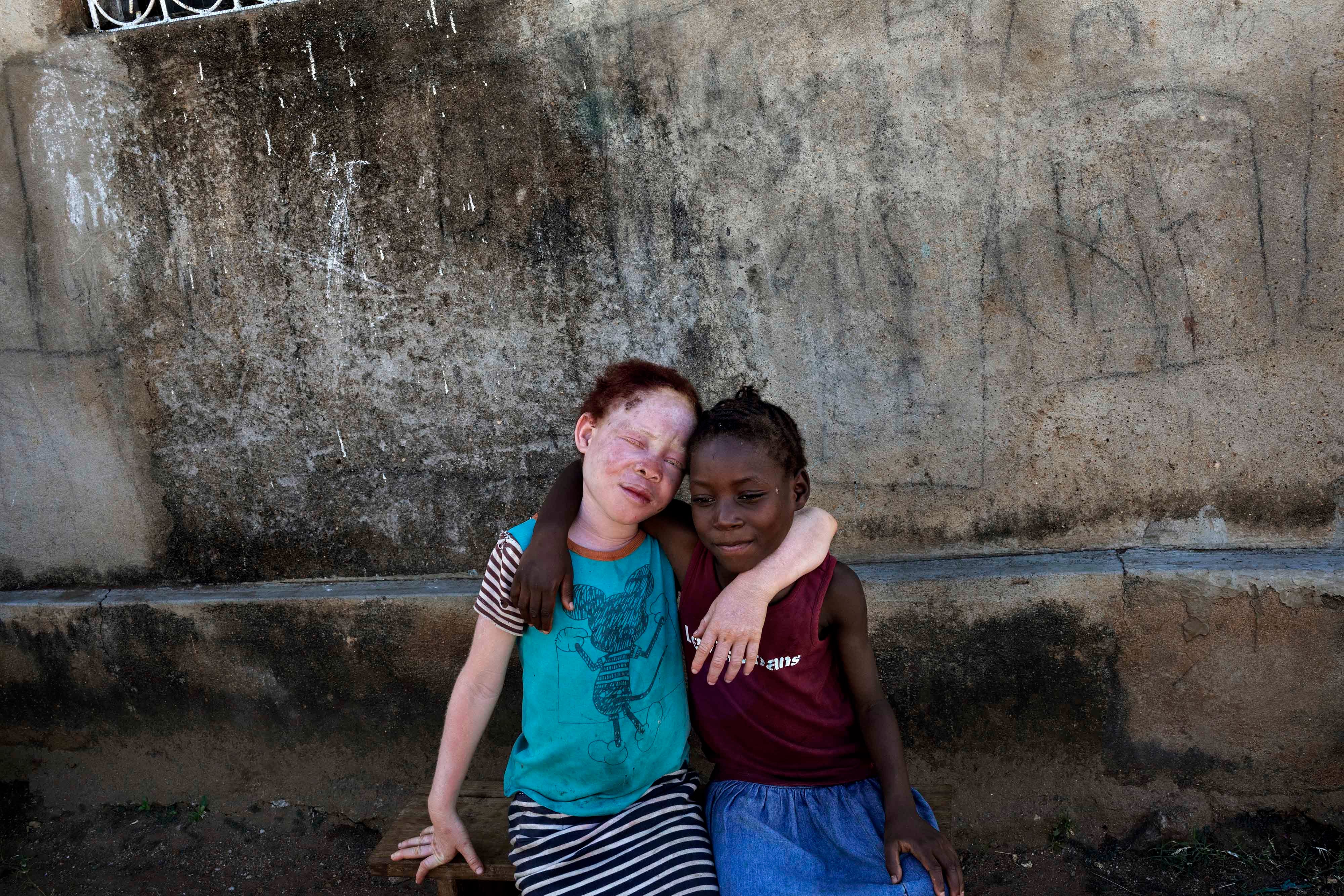 Josina (links) samen met haar nichtje Luisa. Beide meisjes waren toen acht jaar. “Ze is mijn beste vriendin”, zei Josina. “Ze vraagt me altijd of alles oké met me is, als de school uit is helpt ze me met lezen, en ze zorgt voor me.”