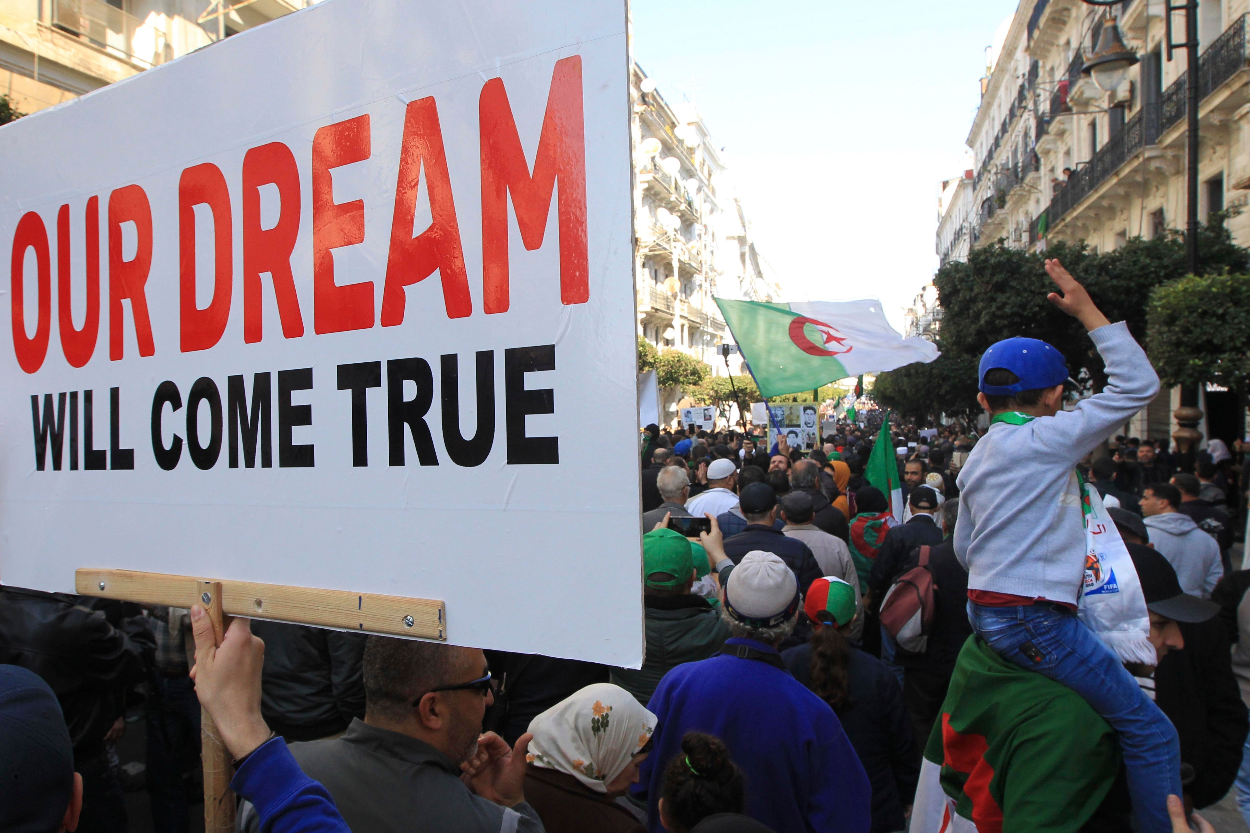 متظاهرون جزائريون يحتجون ضد الحكومة في الجزائر العاصمة، 3 يناير/كانون الثاني 2020. 