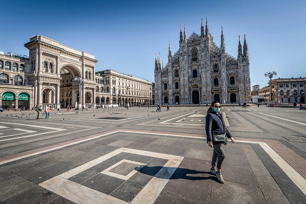La place de la cathédrale de Milan, quasi-déserte le 11 mars 2020 en raison du coronavirus. 