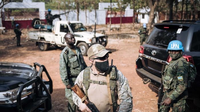 A UN peacekeeper alongside a member of Russian security forces and a member of Central African President Faustin-Archange Touadéra’s presidential guard in Bangui, December 27, 2020. 