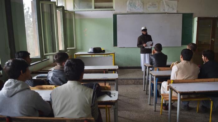 پسران افغان در اولین روز مکتب در یکی از مکاتب متوسطه ی کابل در ۲۵ مارچ ۲۰۲۳