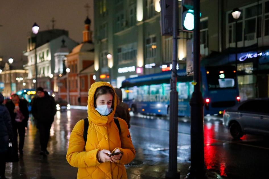 Женщина в маске на улице в Москве, 23 ноября 2020. 