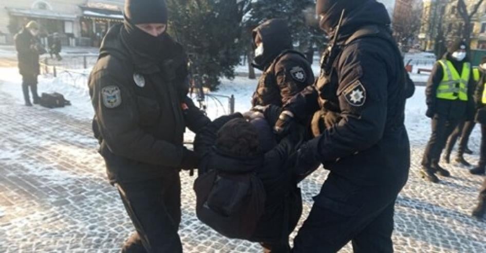 Поліція затримує протестуючих на протесті проти безкарності за ультраправе насильство, Київ, Україна, 19 січня 2021 року.
