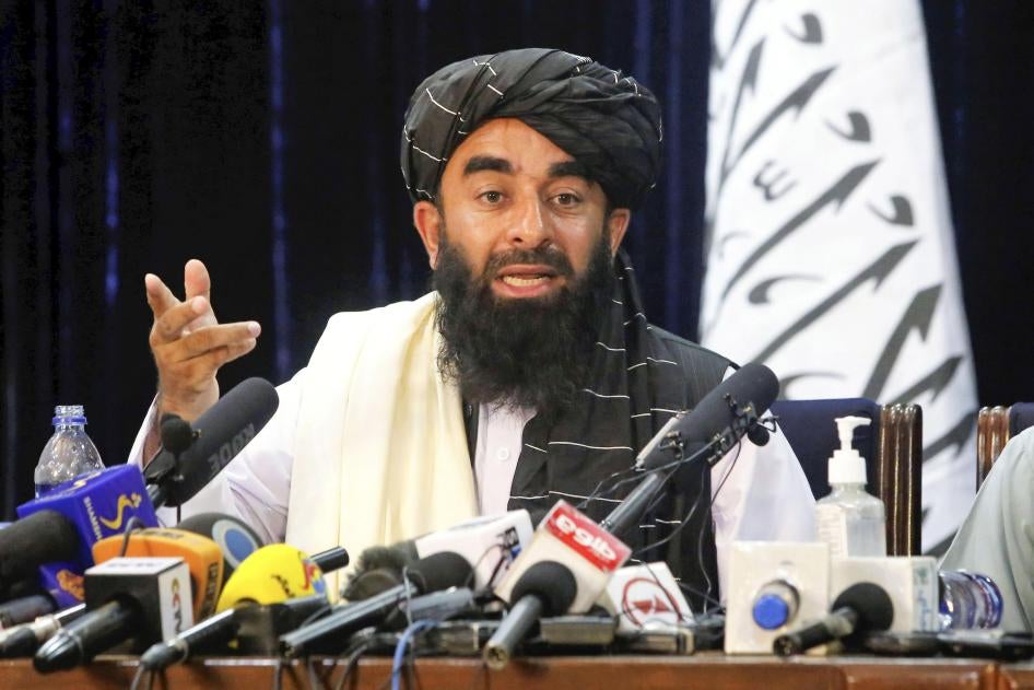 المتحدث باسم "طالبان" ذبيح الله مجاهد في مؤتمر صحفي في كابول، أفغانستان، 17 أغسطس/آب 2021. 