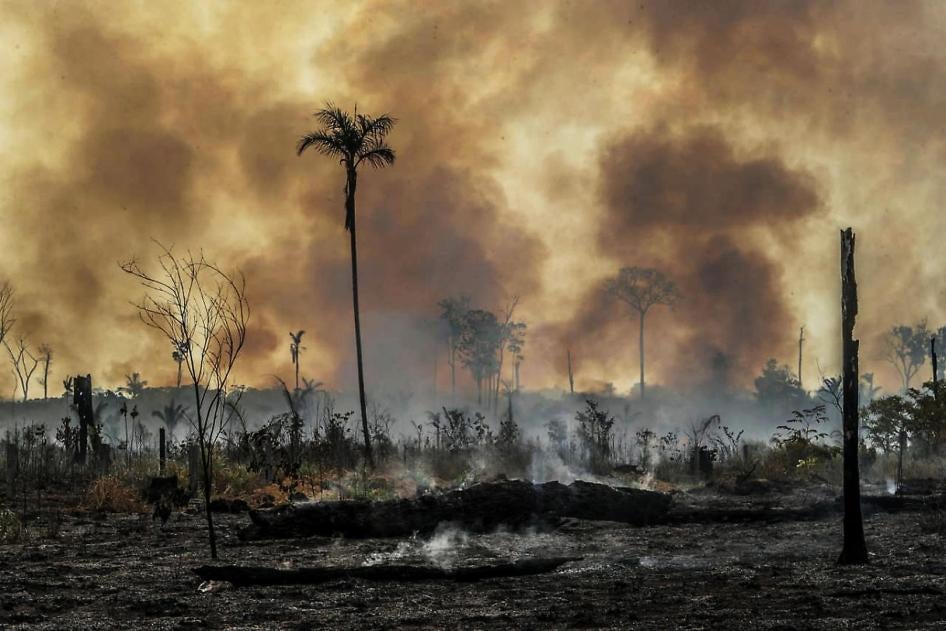 Лесной пожар бушует в Санту-Антониу-ду-Матупи, южный штат Амазонас, Бразилия, 27 августа 2019 года.