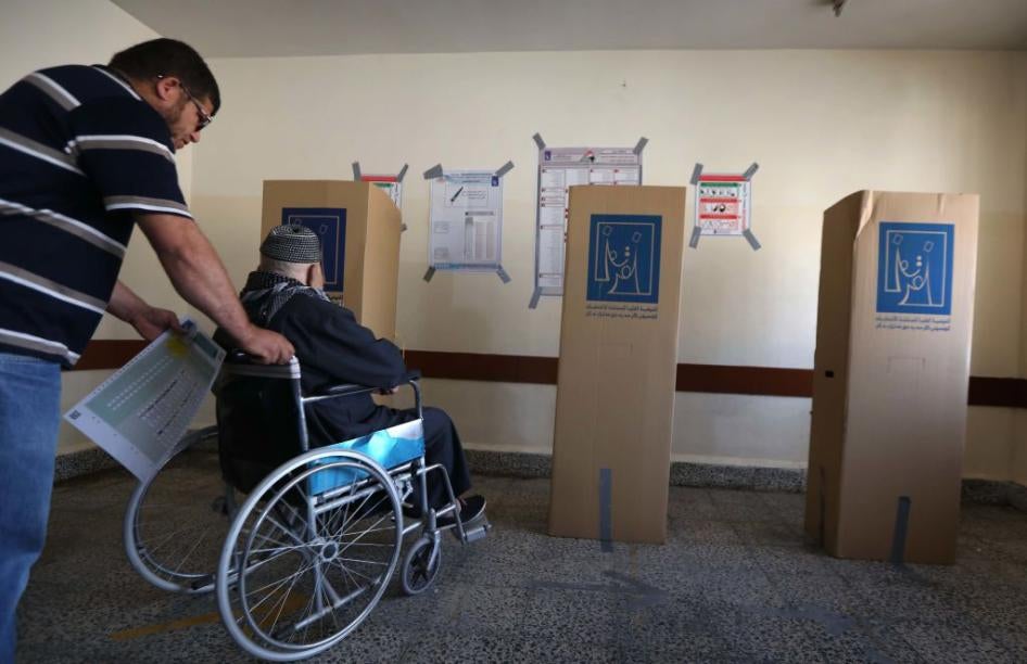 مقترع يستخدم كرسيا متحركا في مركز اقتراع في إربيل، عاصمة إقليم كردستان العراق، 12 مايو/أيار 2018.  © 2018 صافين حامد/فرانس برس عبر غيتي إيمجز