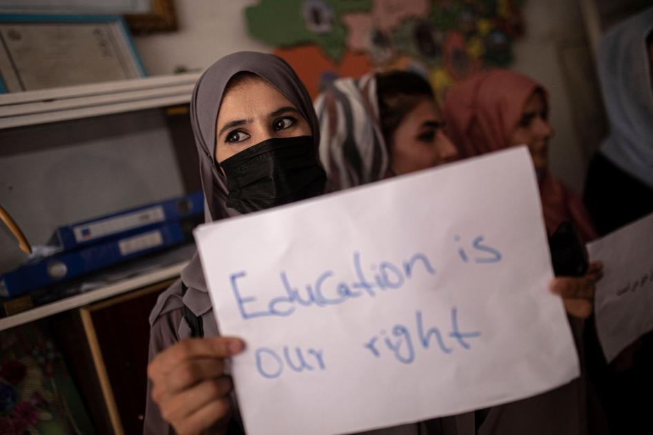 女性在全國教師節當天集會爭取權利，阿富汗喀布爾，2021年10月5日。