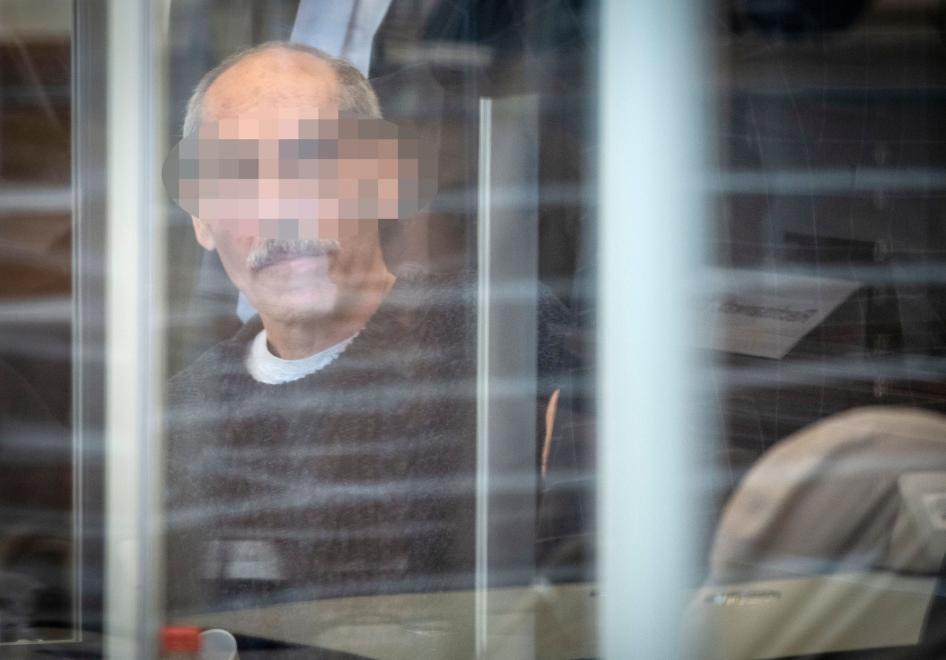 المتهم أنور ر. يصل إلى المحكمة في كوبلنز يوم 23 أبريل/نيسان 2020 لمحاكمة غير مسبوقة بشأن التعذيب الذي ترعاه الدولة في سوريا.