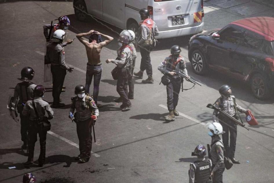 ​ Click to expand Image ရန်ကုန်မြို့ ဆန္ဒပြပွဲတစ်ခုတွင် ဆန္ဒပြသူတစ်ဉီးကို ရဲများက ဖမ်းဆီးနေစဉ် (ဖေဖော်ဝါရီလ ၂၈၊ ၂၀၂၁ ရက်နေ့)၊ ဓာတ်ပုံ-အောင်ကျော်ထက်  ​