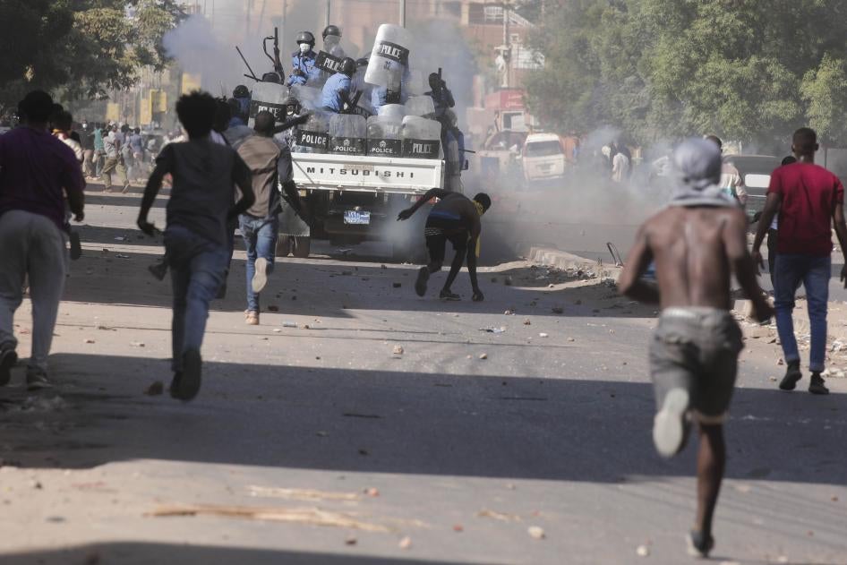 متظاهرون يشتبكون مع الشرطة في الخرطوم، السودان، خلال احتجاج ضد سيطرة الجيش على الحكومة الانتقالية، 17 نوفمبر/تشرين الثاني 2021. 