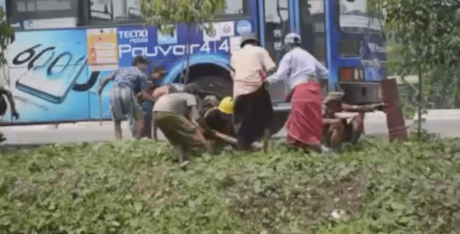 Capture d'écran de la vidéo mentionnée ci-dessous, montrant des manifestants qui transportaient des blessés à Hlaing Tharyar, au Myanmar, le 14 mars 2021. Source non identifiée, vidéo vérifiée par Human Rights Watch.