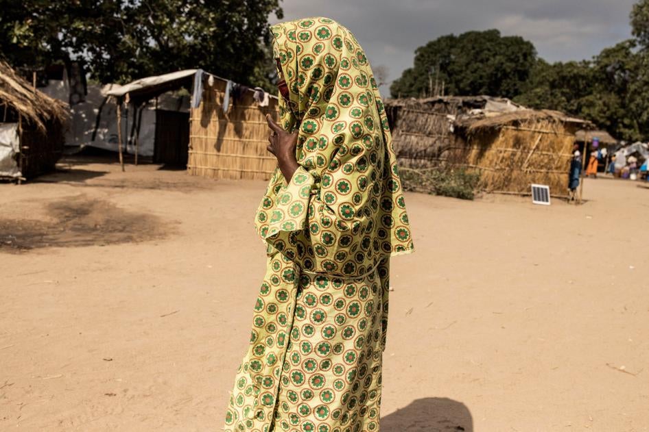 Uma mulher caminha pelo campo de deslocados internos “25 de junho”, em Metuge, Cabo Delgado, Moçambique, em 20 de maio de 2021