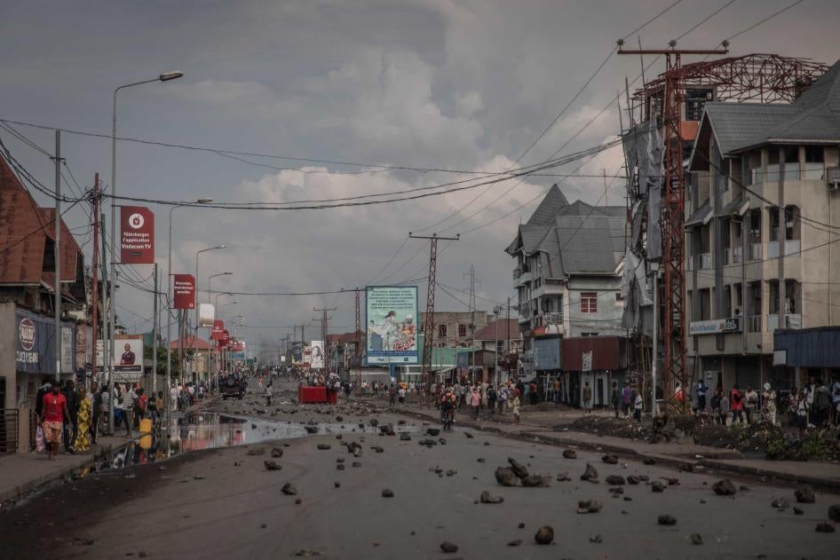 La route nationale RN2 barricadée avec des pierres pour bloquer la circulation, lors d'une manifestation à Goma, dans l'est de la République démocratique du Congo, le 20 décembre 2021. 