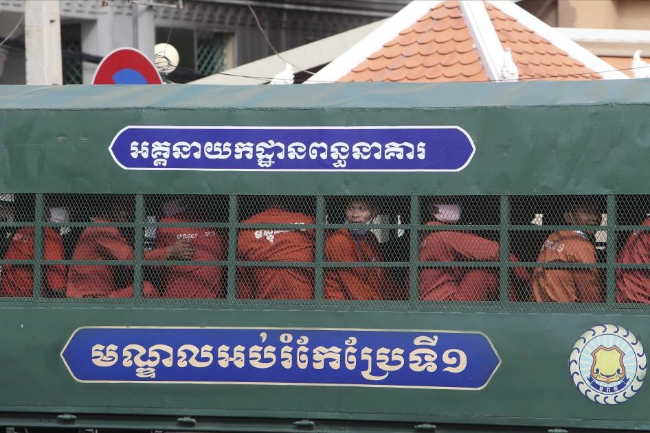 包括柬埔寨工会联合会主席荣春（Rong Chhun）在内的一批囚犯，乘坐囚车抵达金边市法院，柬埔寨，2021年8月18日。