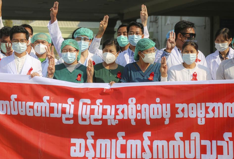 在缅甸曼德勒的一家医院，医护人员参加“红丝带行动”，抗议军事政变，2021年2月3日。