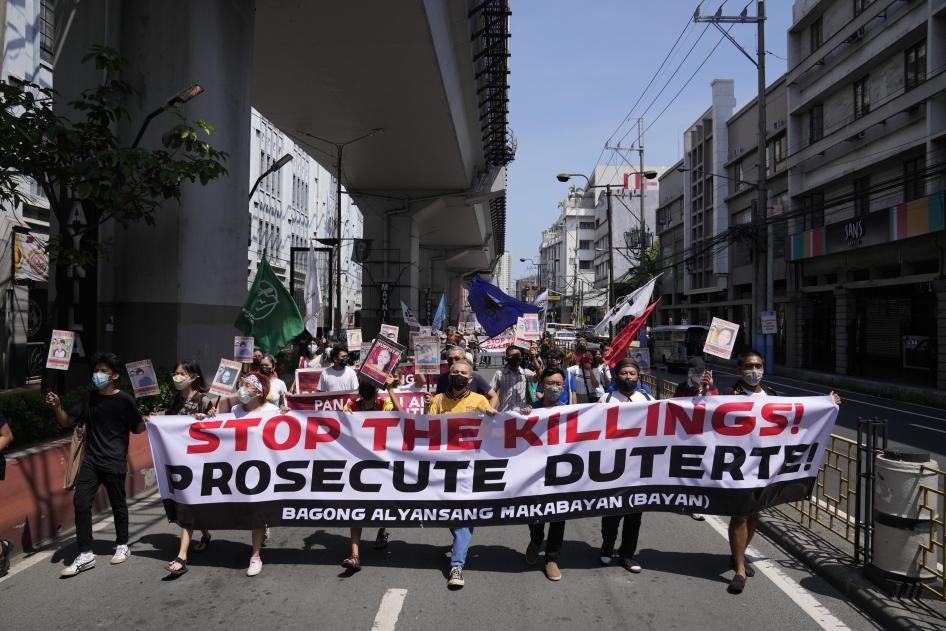 Pengunjuk rasa menggelar pawai di luar istana Malacanang di Manila, Filipina, 30 Juni 2021.