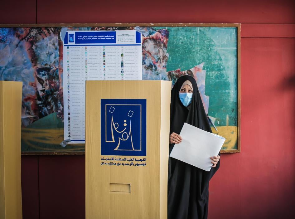 امرأة تدلي بصوتها في الانتخابات العامة في 10 أكتوبر/تشرين الأول 2021 في مركز اقتراع في بغداد.