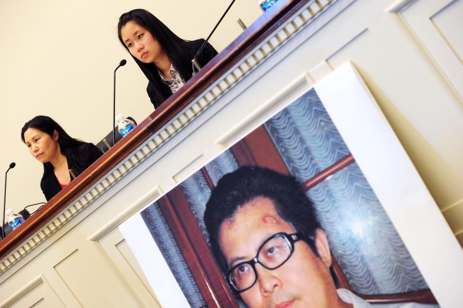中國維權人士郭飛雄之妻張青（左）出席美國眾議院外交事務委員會小組聽證會後在記者會上發言，其女楊天驕坐在一旁，美國華盛頓特區，2013年10月29日。
