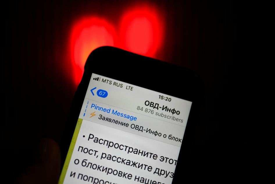  Телефон с открытым Telegram-аккаунтом "ОВД-Инфо", известной правозащитной группы в России, которая отслеживает произвольные аресты протестующих, Москва, Россия, 25 декабря 2021 года.