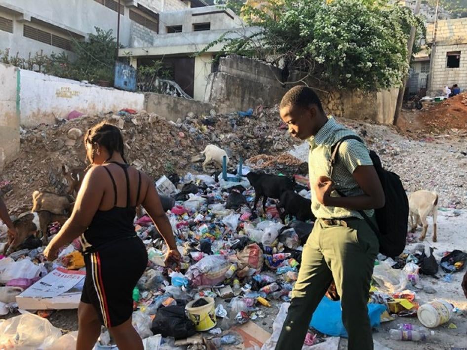 Des déchets s’amoncellent en décembre 2021 dans une rue de Port-au-Prince, en Haïti, où les services de collecte des déchets et de voirie sont inefficaces.