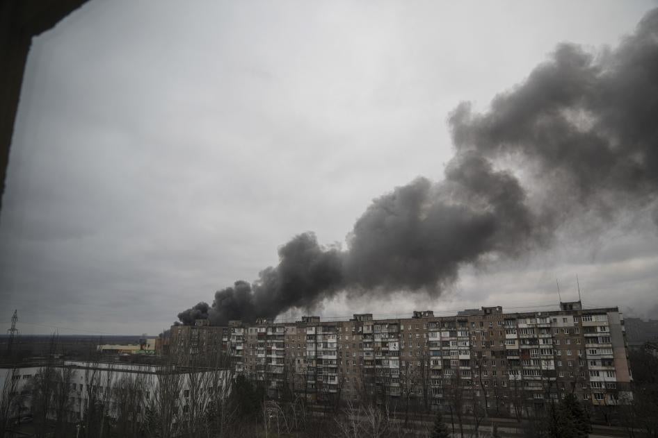 De la fumée s'élève après un bombardement des forces russes à Marioupol, en Ukraine, le 4 mars 2022.