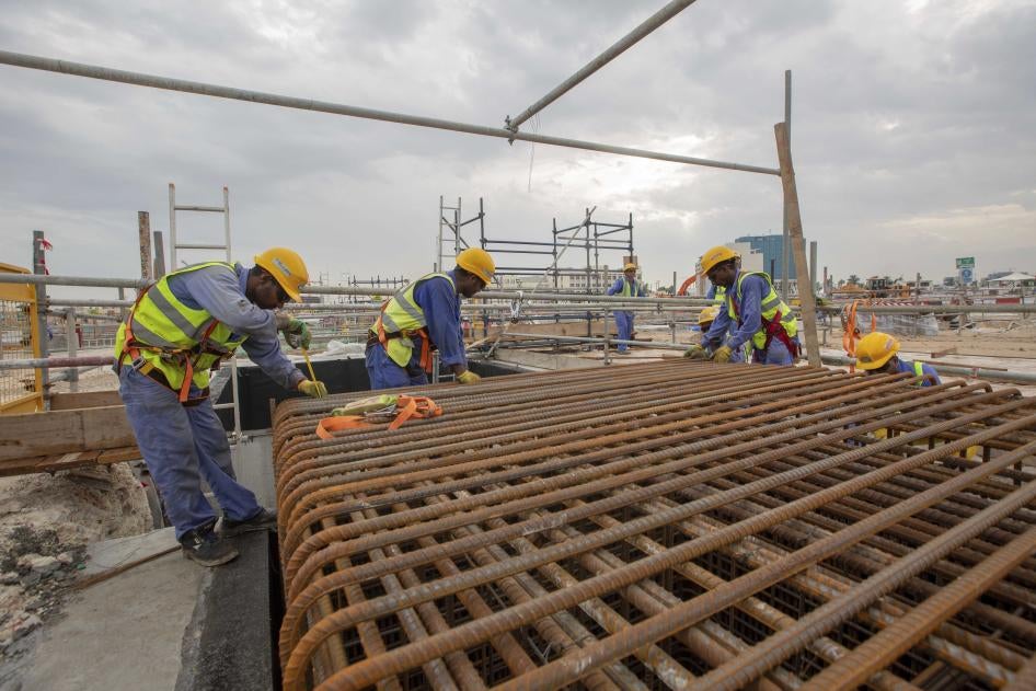 عمال بناء في استاد راس أبو عبود في الدوحة، قطر، 12 نوفمبر/تشرين الثاني 2018. 
