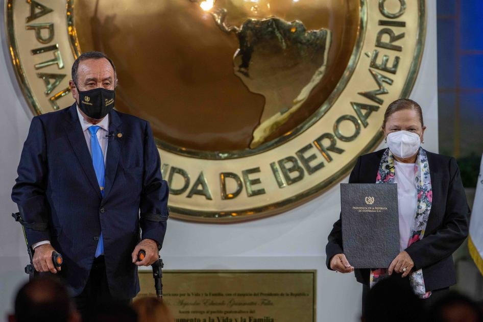 El presidente Alejandro Giammattei y la procuradora general de Guatemala, Consuelo Porras, posan para una foto tras la juramentación de Porras para otro mandato de cuatro años, en el Palacio Nacional en Ciudad de Guatemala, el 16 de mayo de 2022. 