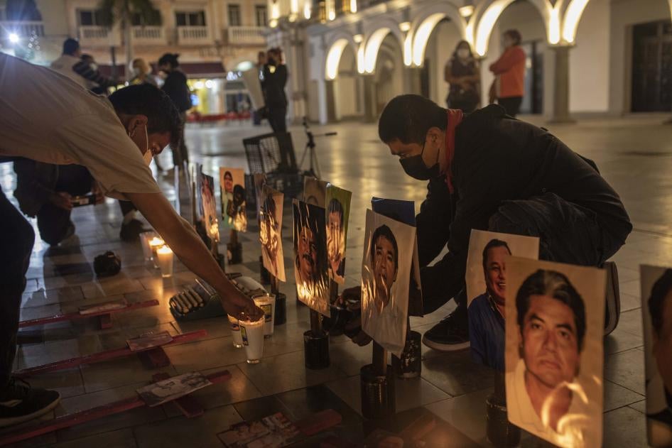 Jornalistas de Veracruz homenageiam seus colegas mortos e exigem o fim da violência contra jornalistas durante uma manifestação nacional, no Zócalo de Veracruz, México, em 25 de janeiro de 2022.