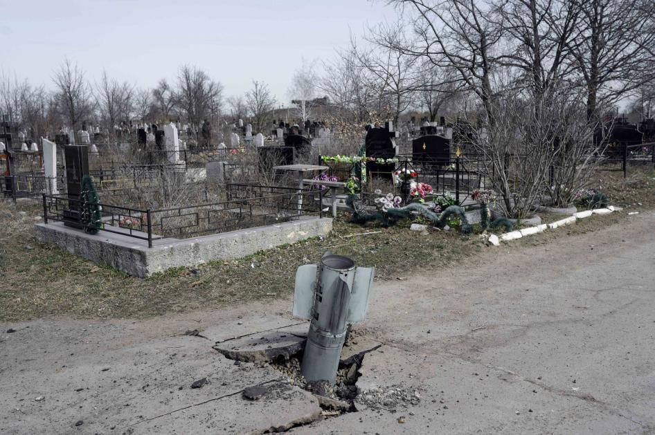 Motor i rep od 220mm kasetne bombe Uragan, pronadjen na groblju u Nikolajevu na jugu Ukrajine, 21. marta 2022. 