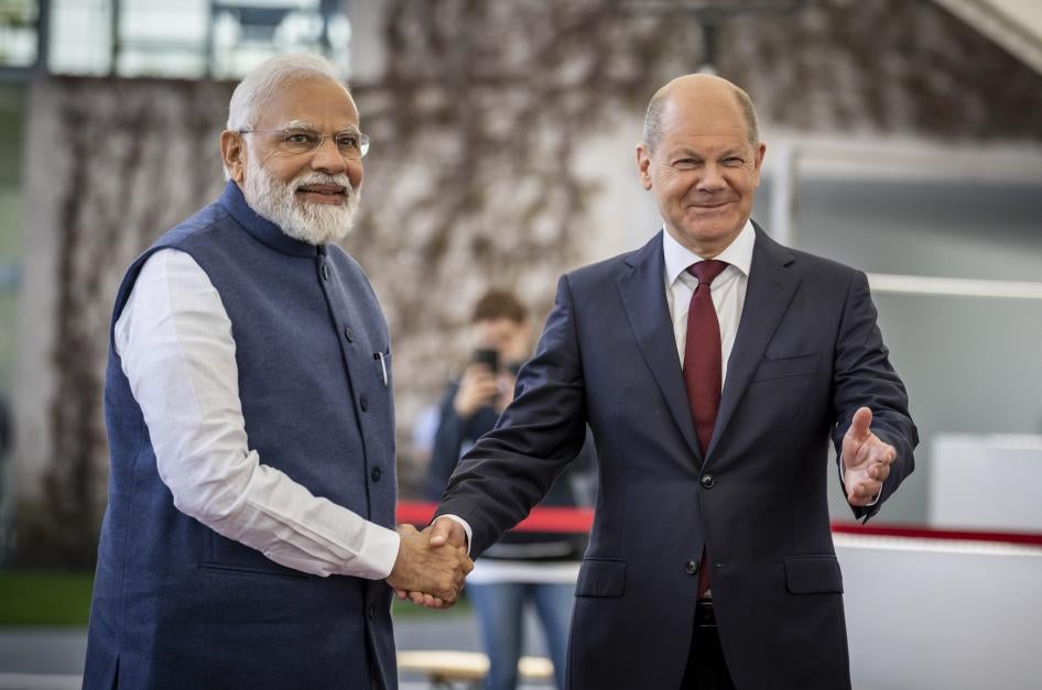 German Chancellor Olaf Scholz (right) welcomes Indian Prime Minister Narendra Modi