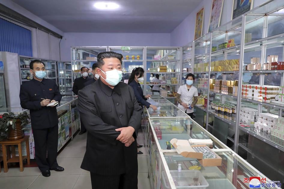 김정은 국무위원장이 공개석상에서 처음으로 마스크를 착용한 채 평양에 있는 한 약국을 시찰하고 있다.