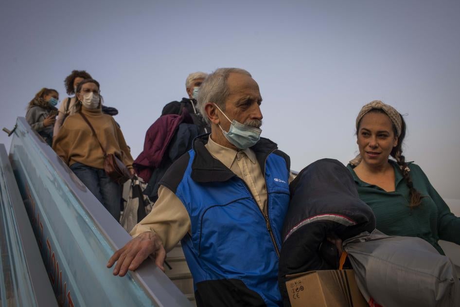 لاجئون أوكرانيون يهود ينزلون في مطار بن غوريون في تل أبيب، إسرائيل، 6 مارس/آذار 2022.