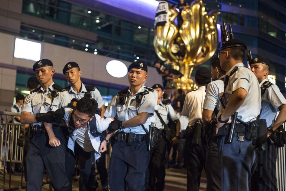 2017年香港主权移交中国20周年前夕，前香港立法会议员罗冠聪参加集会抗议中国国家主席习近平访港时被捕，2017年6月28日。