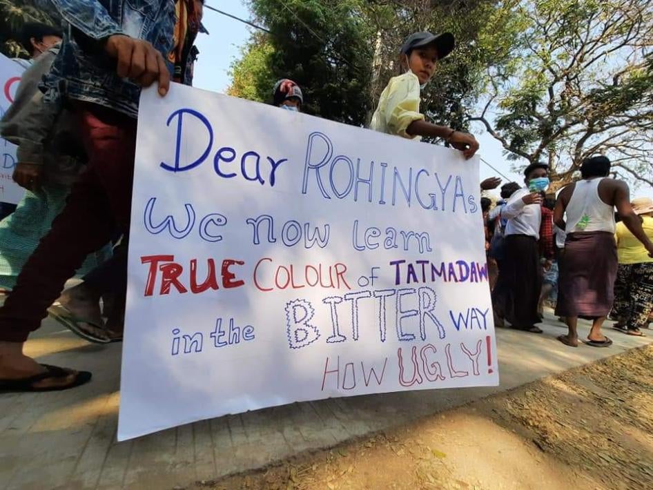 Des manifestants tenaient un message de soutien aux Rohingyas et dénonçant l’armée du Myanmar (« Tatmadaw ») peu après le coup d'État militaire du 1er février 2021.