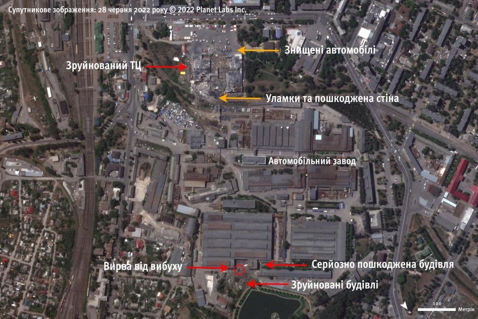 Руйнування та пошкодження торгівельного центру в Кременчуці та сусіднього заводу, які спостерігалися після ударів 27 червня 2022 року. Супутникове зображення 