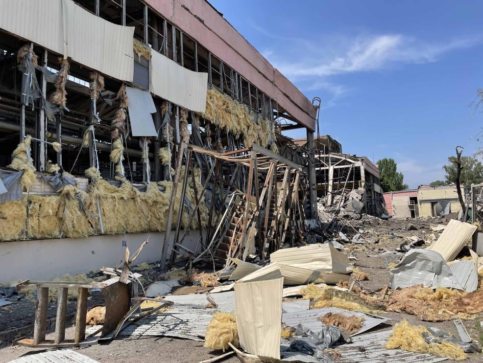 Schäden an einer der Bauwerke der Krementschuk Road Vehicle Factory, verursacht durch die zweite russische Rakete, die am 27. Juni 2022 in der Nähe der Fabrik einschlug. Das Foto wurde am 29. Juni 2022 aufgenommen. 