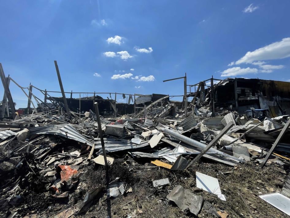 Nordseite des Einkaufszentrums von Krementschuk nach dem Angriff. Foto aufgenommen am 28. Juni 2022. 