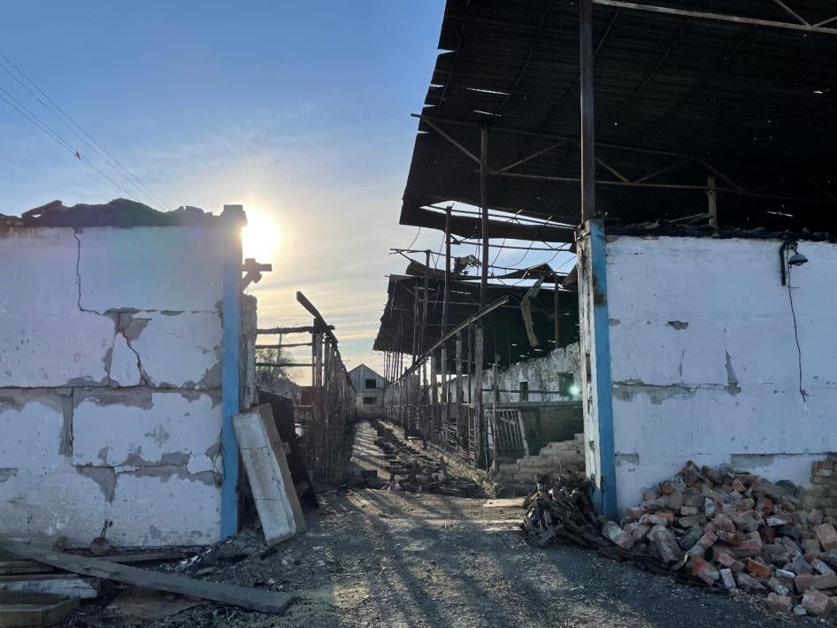 Пошкодження, завдане 26 березня великій фермі, поруч з якою була розташована російська військова база в селі Мала Рогань. Дата фото – 24 травня 2022 року. 