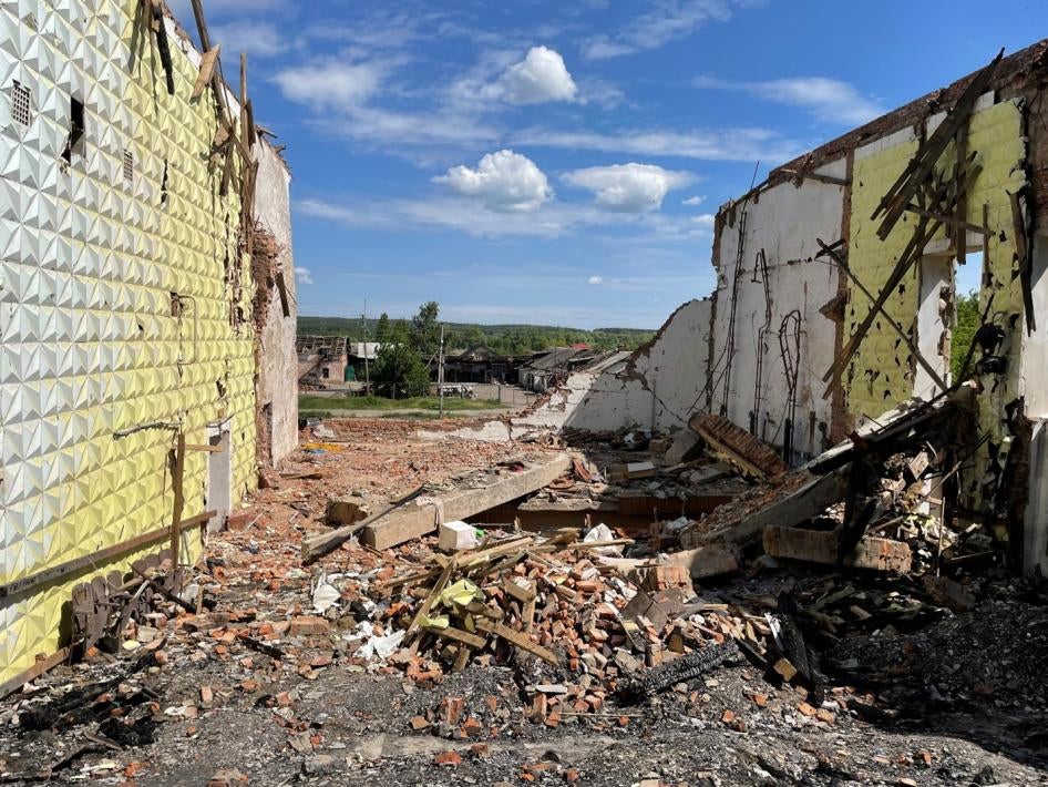 Під час удару 17 березня було знищено будинок культури в селі Селекційне, який українські сили використовували як казарму. Дата фото – 25 травня 2022 року. 